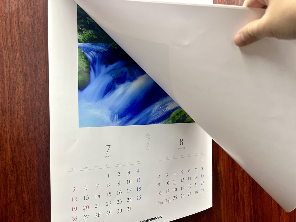 「めくる」一瞬の体験から、一年を通じて、様々な音のリズムが感じられるようデザイン